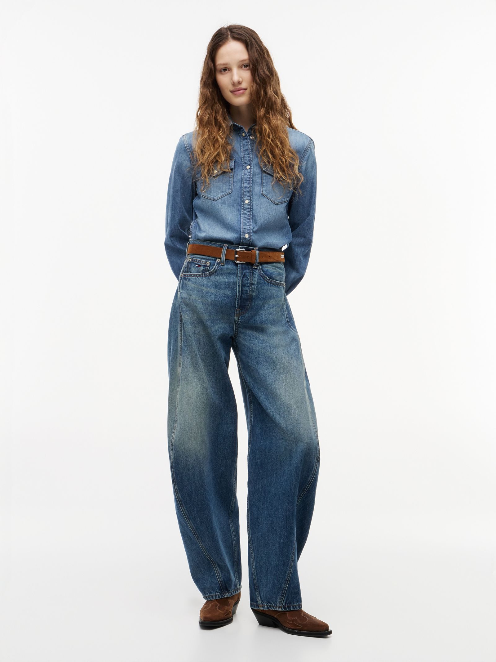 Tommy Jeans Ella High Rise Barrel Jeans met gedraaide zoom in blauw