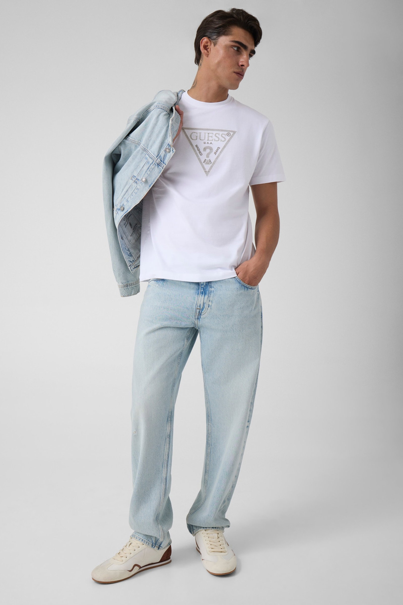 Guess T-Shirt Met Geborduurde Driehoek in wit