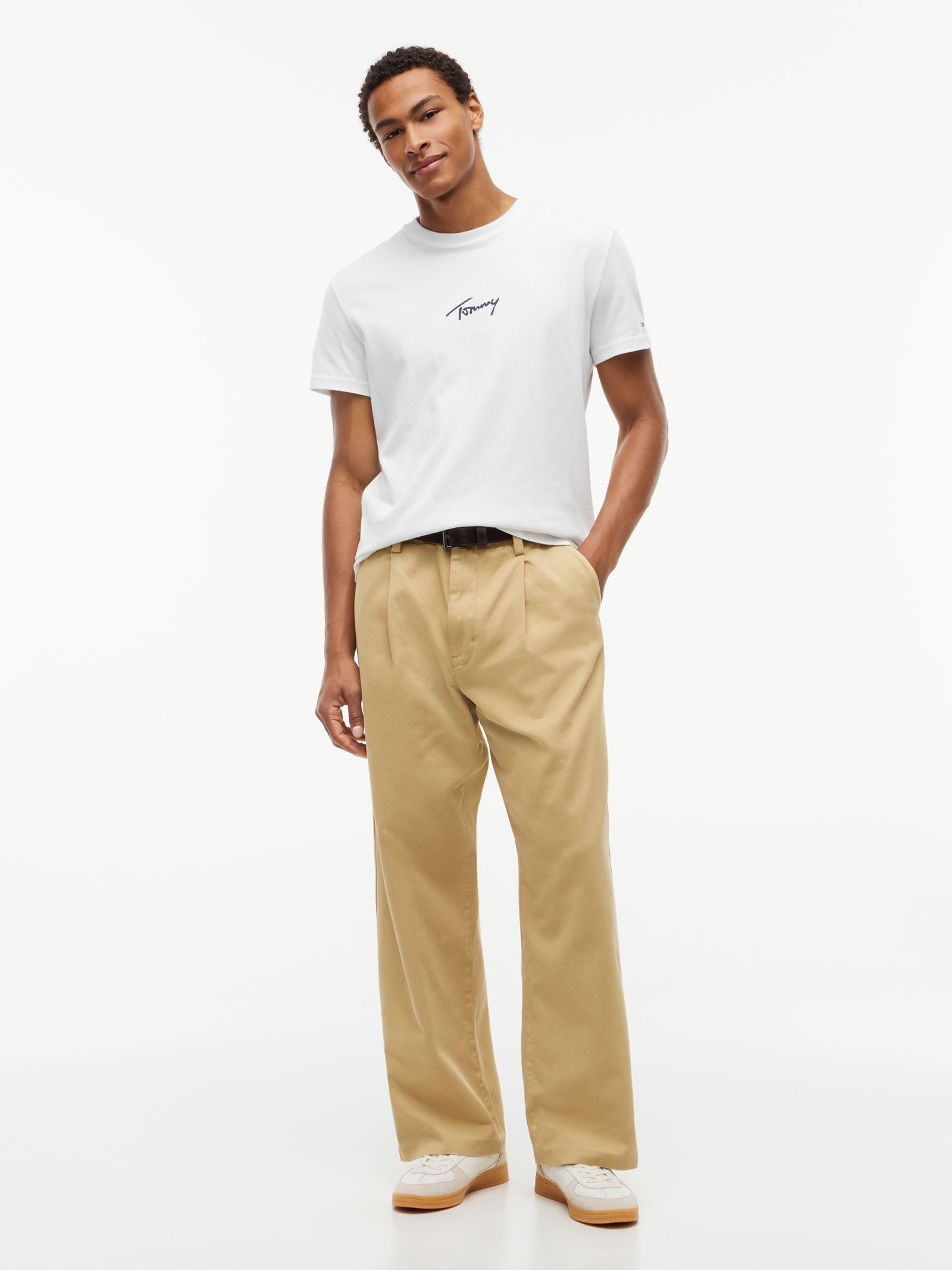 Tommy Jeans Theo Losse Chino met wassing in beige