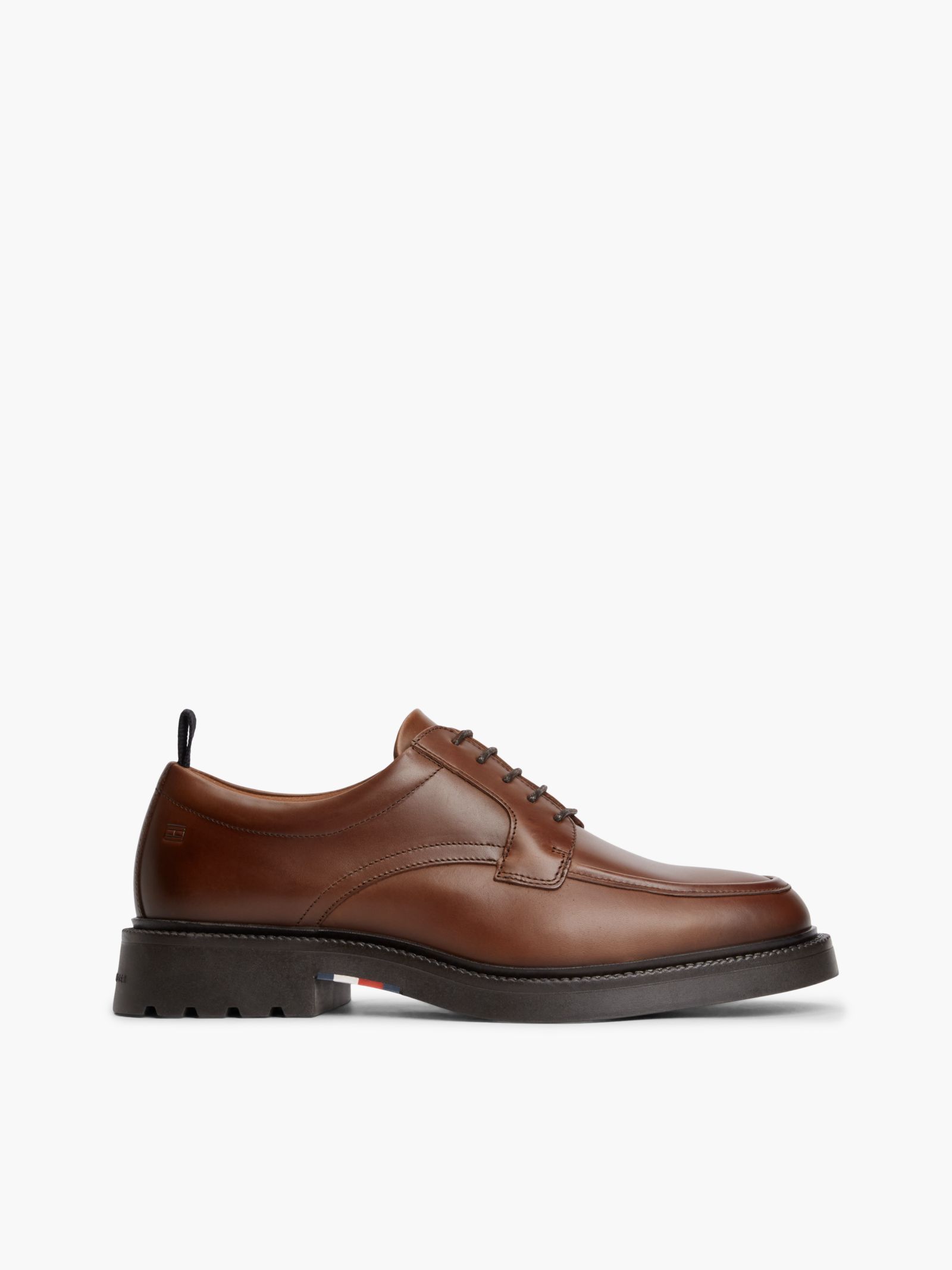 Tommy Hilfiger leren derby schoen met reliëfvlag in bruin