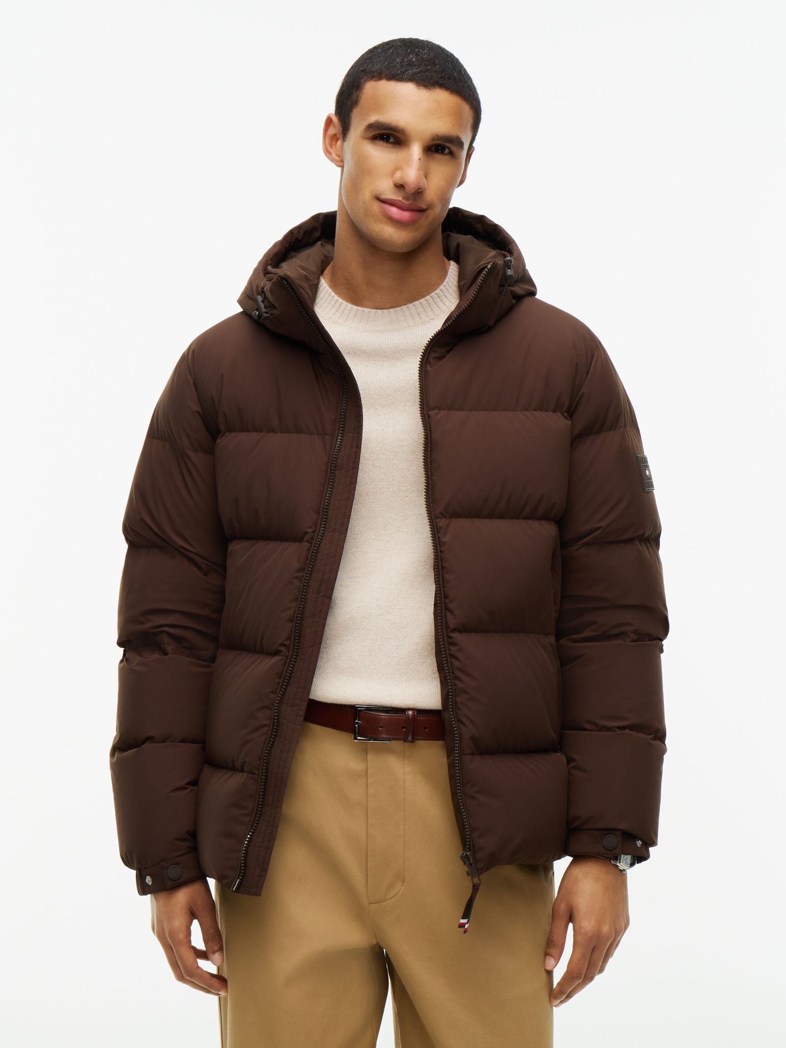 Tommy Hilfiger Pufferjack met logo patch dons en capuchon in bruin