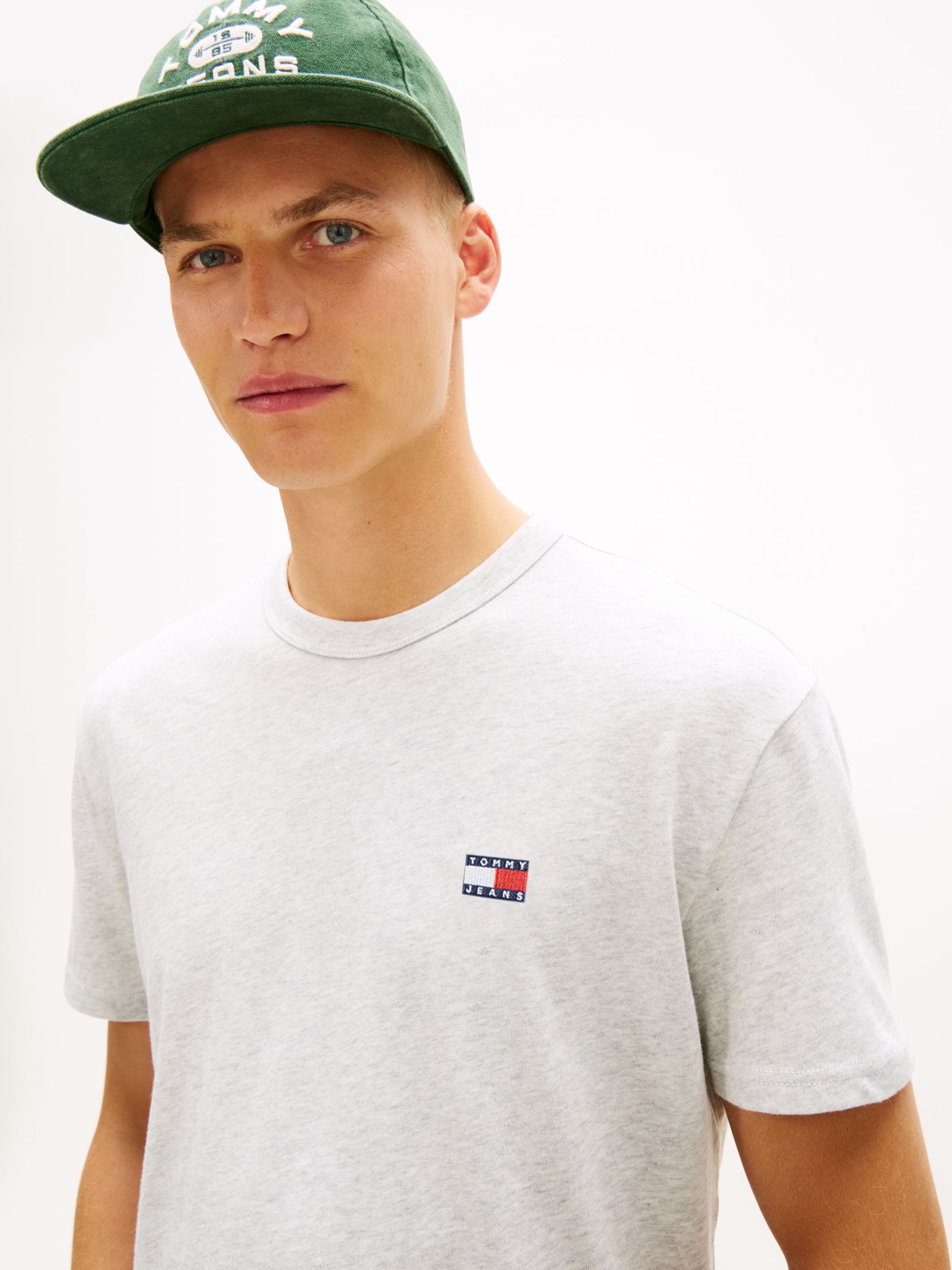 Tommy Jeans Jersey T-shirt met ronde hals en Tommy Badge in grijs