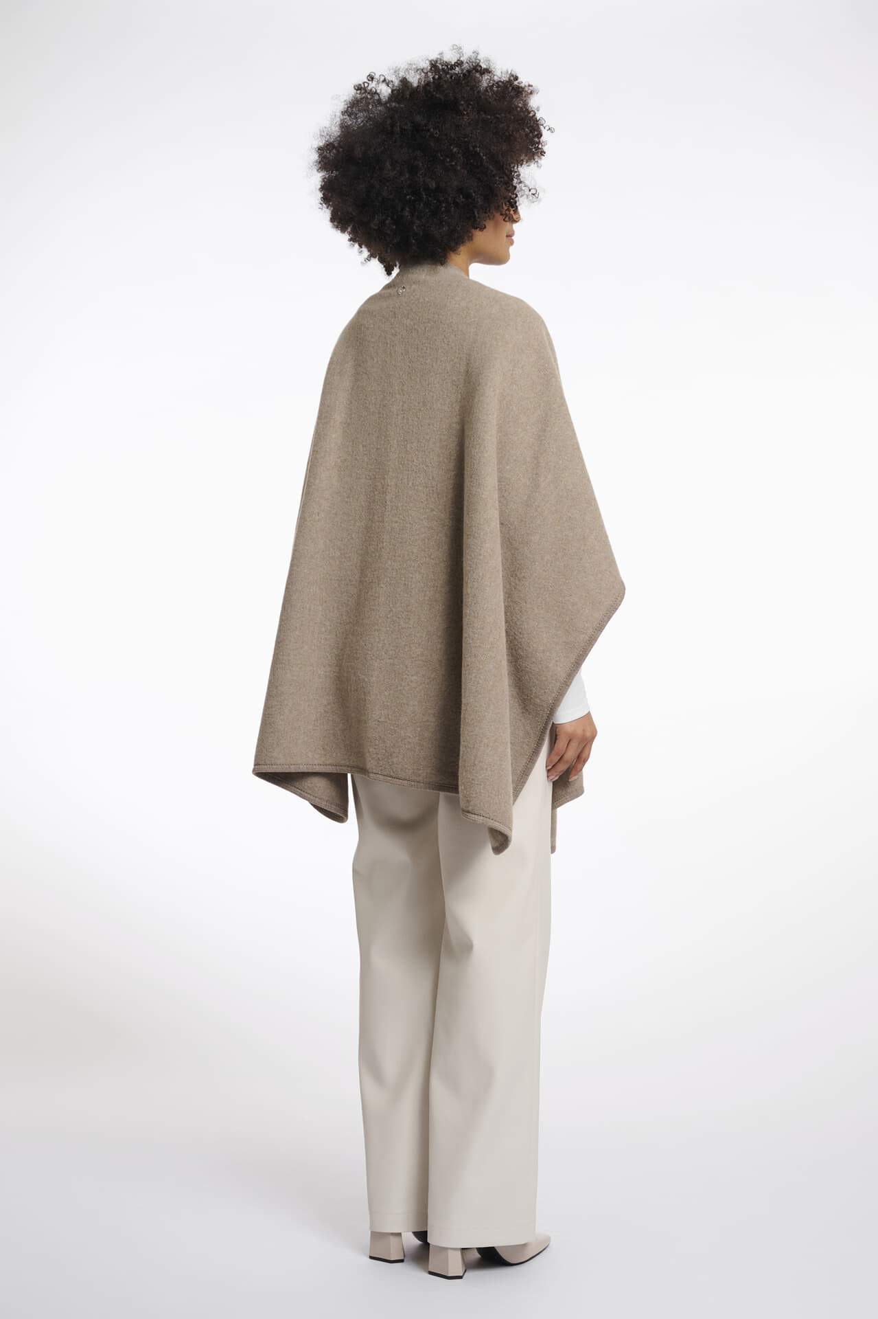 Rino & Pelle Rino & Pelle Poncho Marwa Taupe dames in beige