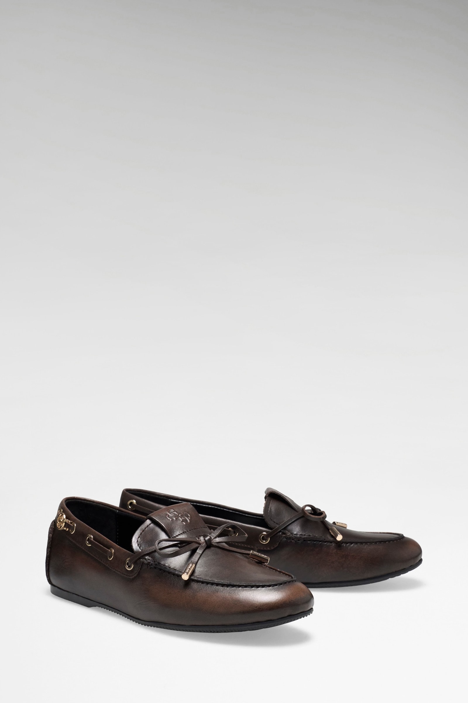 Guess Aisha Echtleren Mocassin in bruin