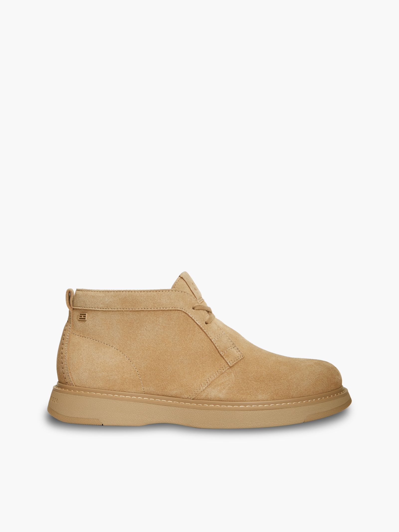 Tommy Hilfiger Suède chukka boot met metalen vlag in beige