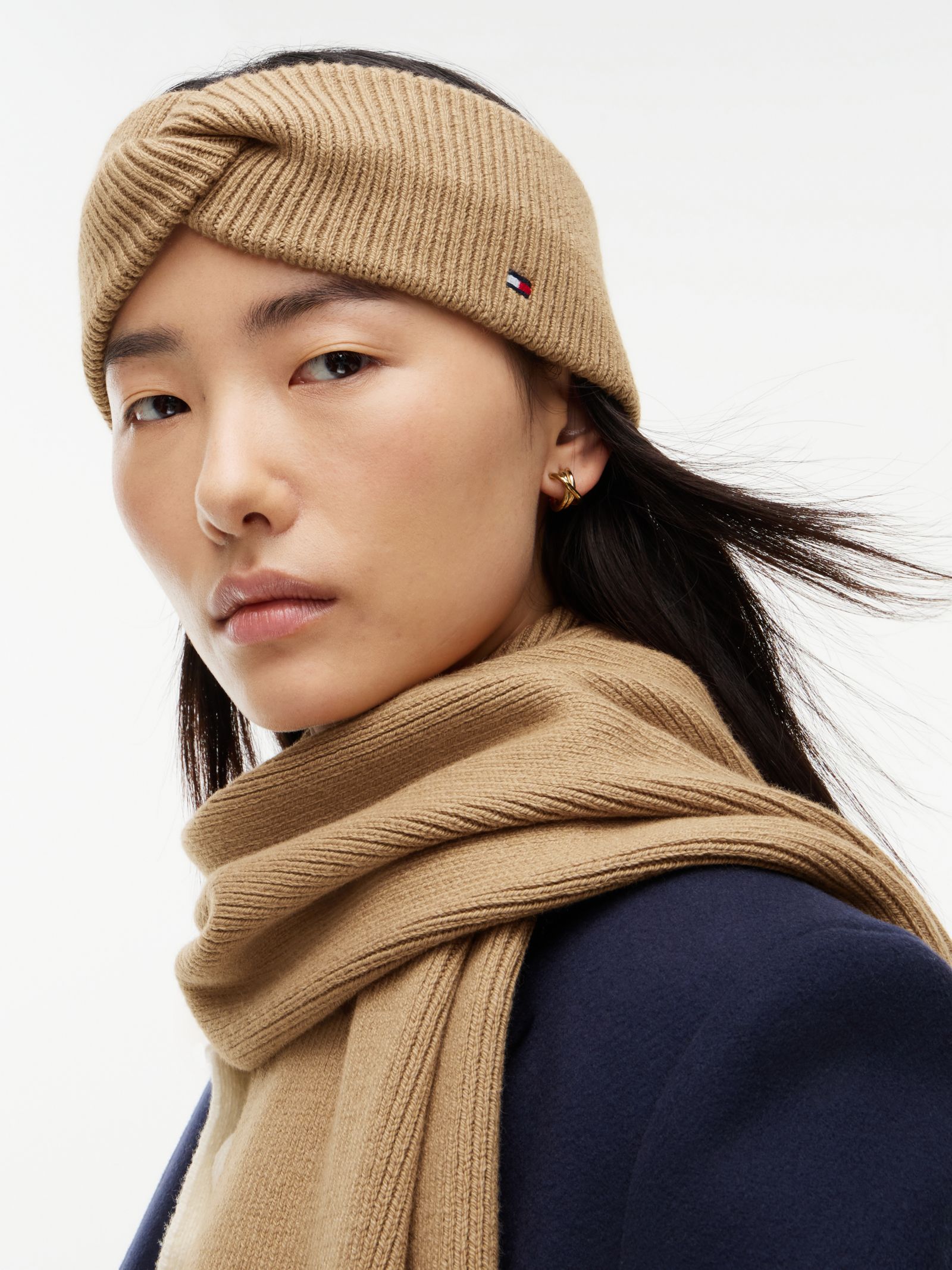 Tommy Hilfiger gebreide hoofdband met wol en gebordurde Hilfiger vlag in beige