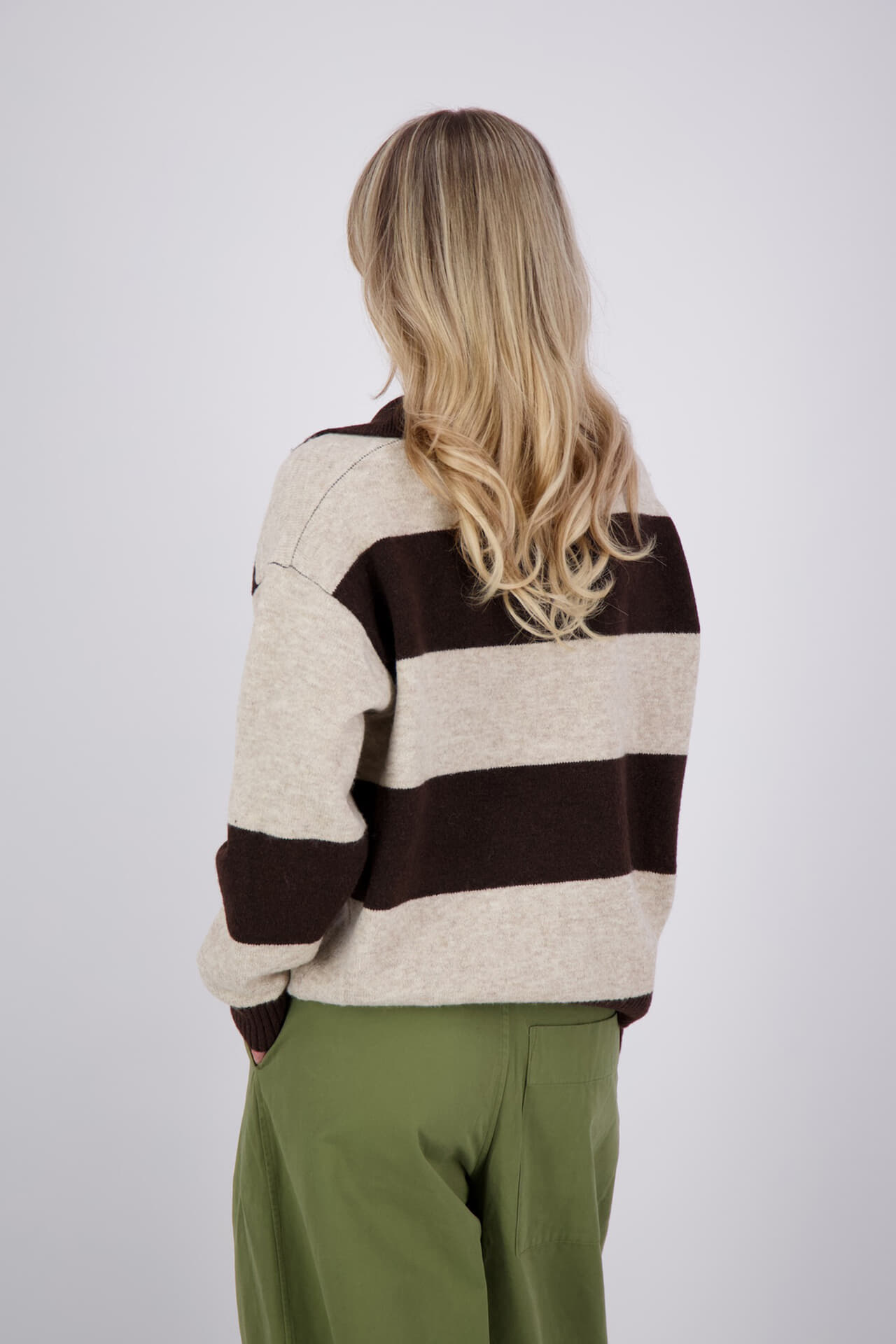 With Black Pullover Liza Henley Bruin dames