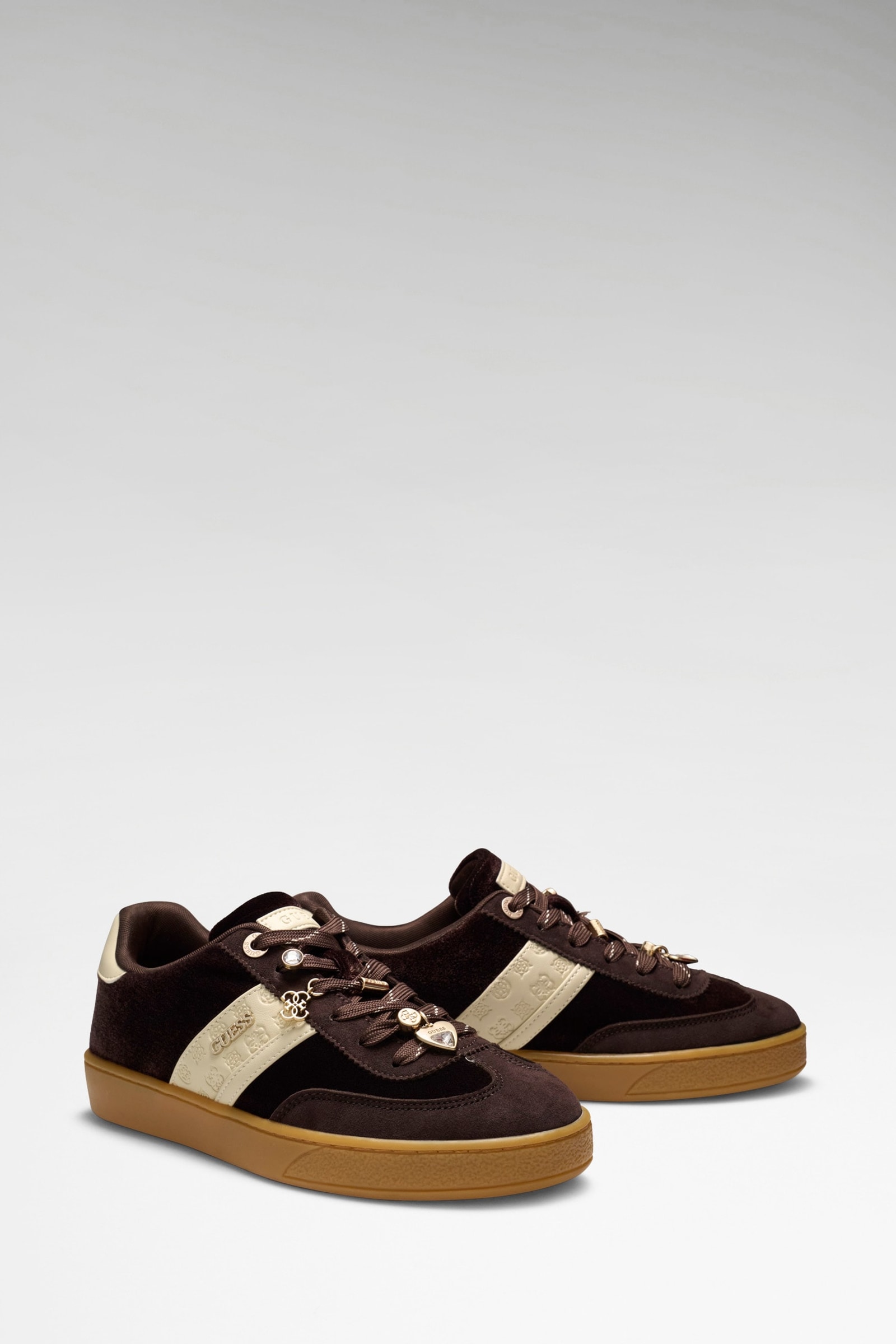 Guess Naoki Velvet Sneakers in bruin