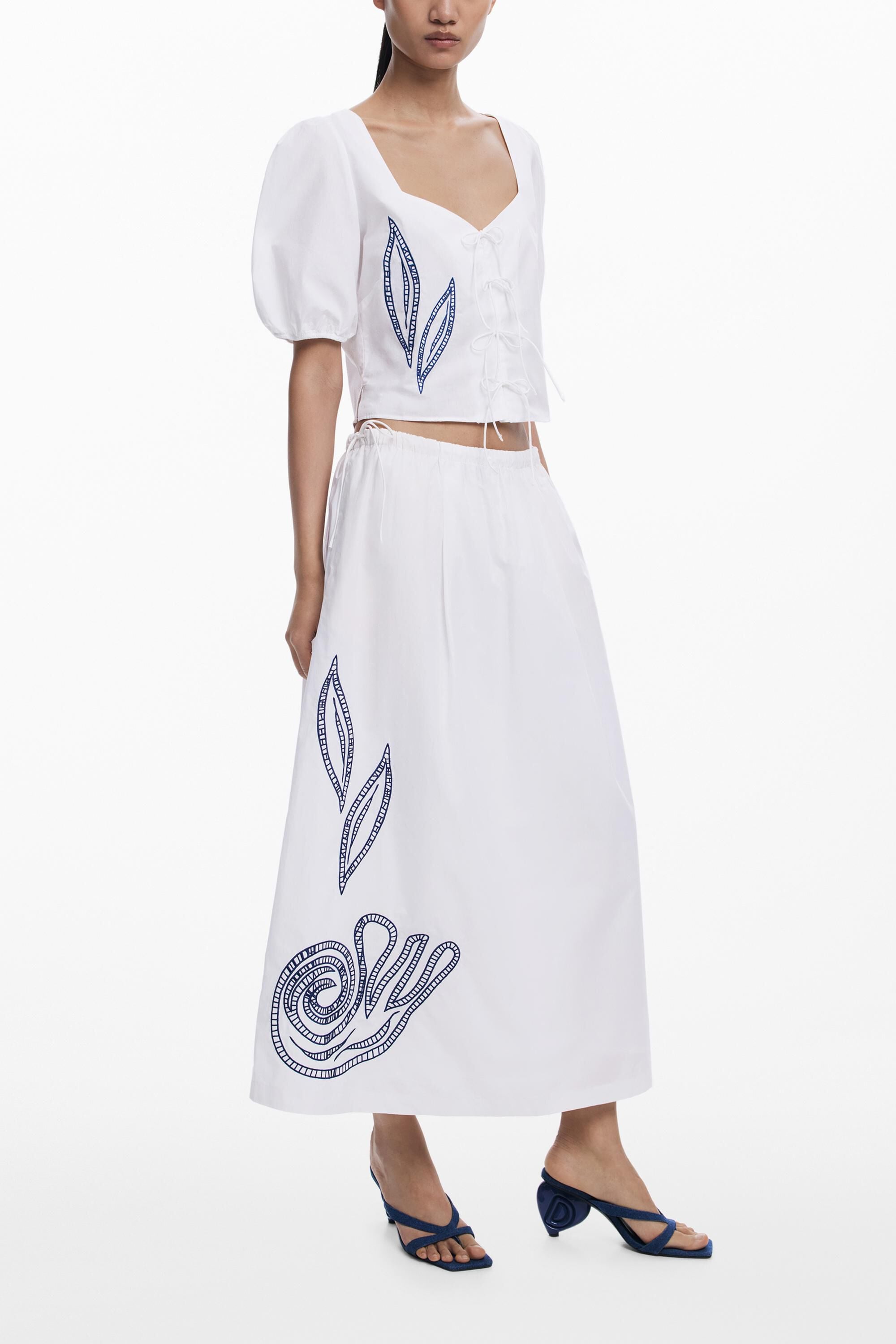 Desigual Blouse met geborduurde pofmouwen in wit