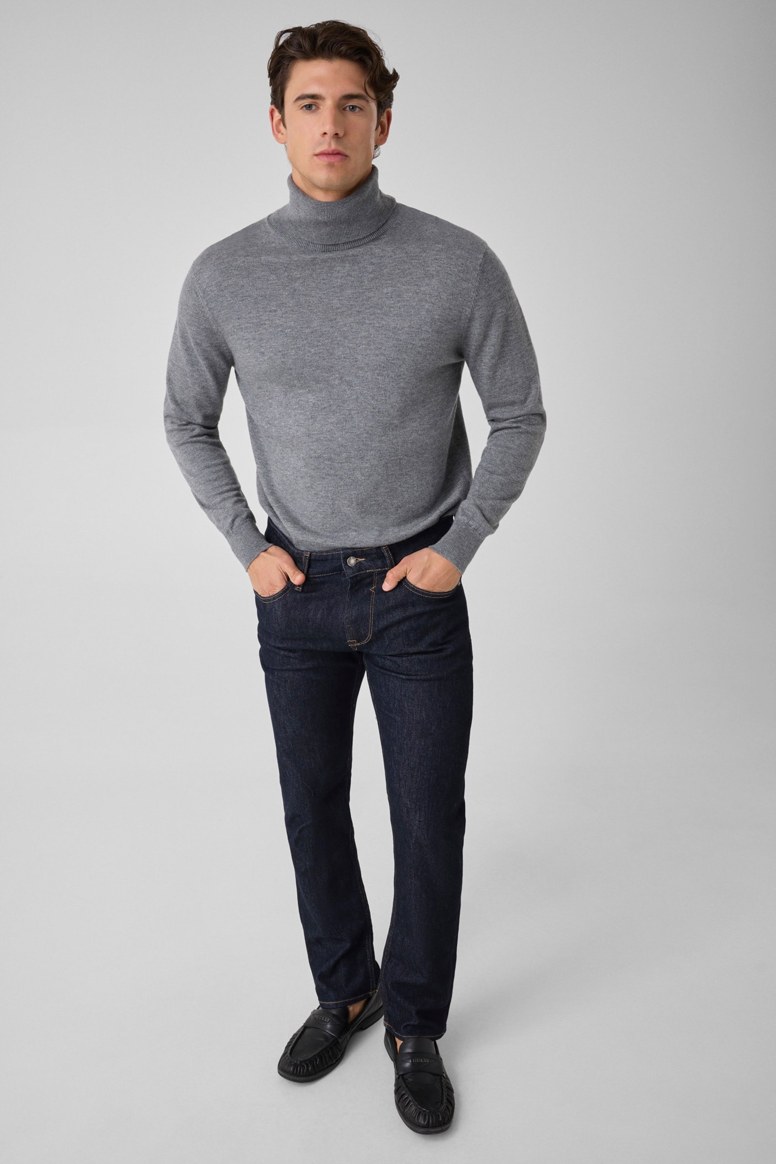 Guess Finnley Tapered Jeans in zwart