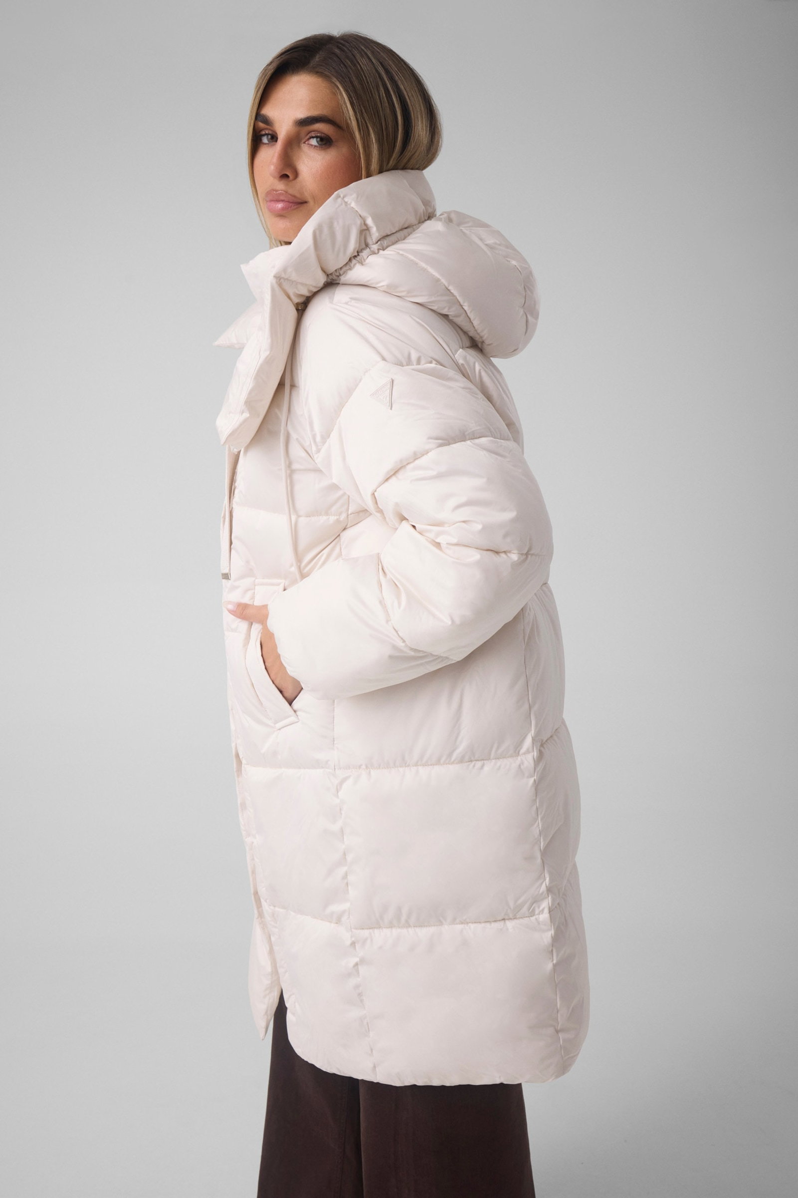 Guess Gewatteerde Jas Van Halflengte in beige