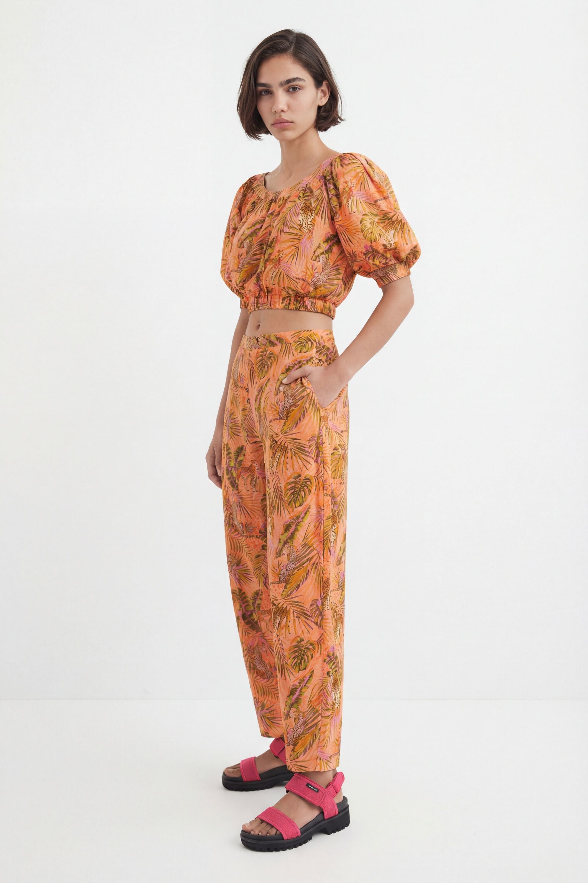 Desigual Koraalkleurige broek met safariprint