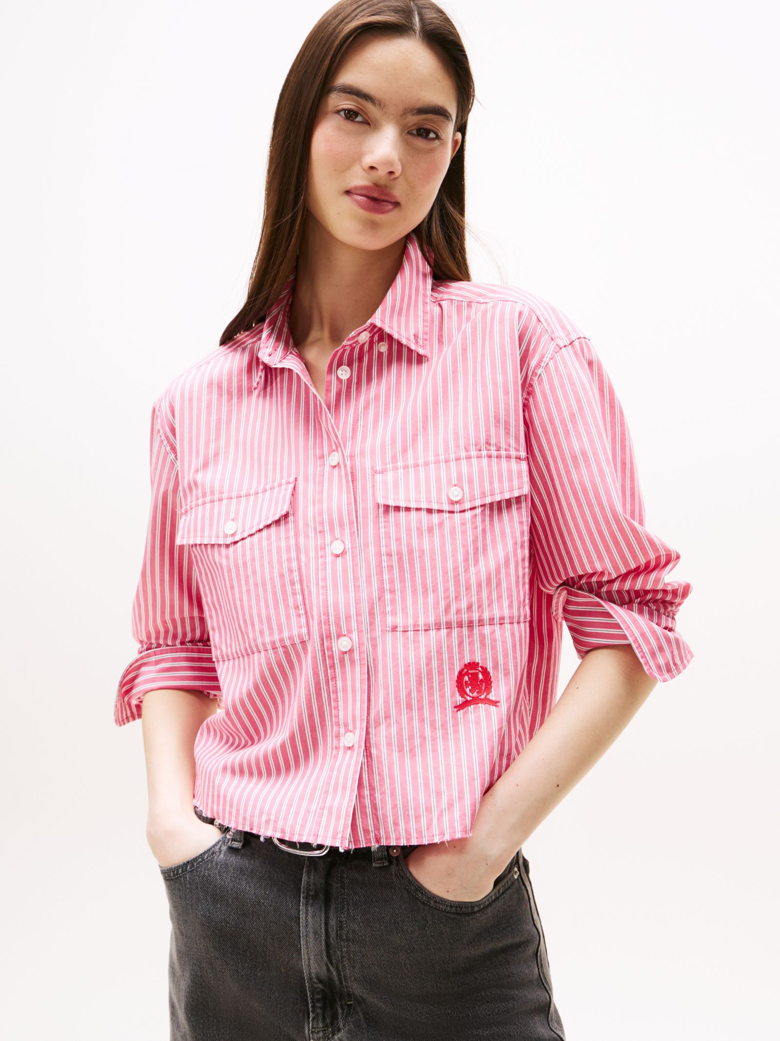 Tommy Jeans cropped relaxed fit overhemd met embleem in roze